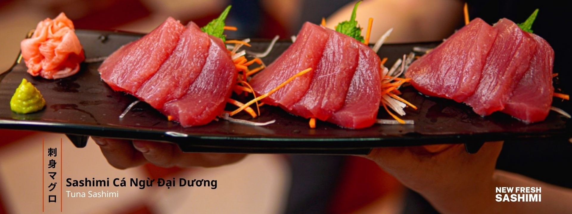 Sashimi Cá Ngừ là món ăn vừa toát lên hơi thở đại dương, vừa mang đậm màu sắc ẩm thực Nhật.
Từng lát thịt cá đỏ âu, đàn hồi được fillet mỏng từng lát đẹp mắt, mang theo vị ngọt nhẹ nhàng, thanh tao xen lẫn chút vị béo tinh tế làm người ta khó lòng cưỡng